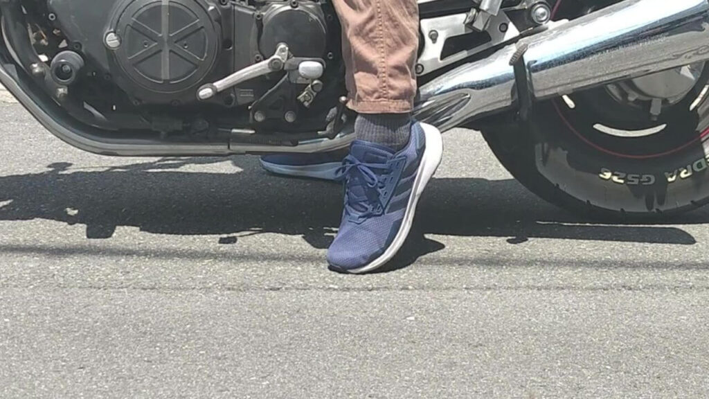 バイク足つき