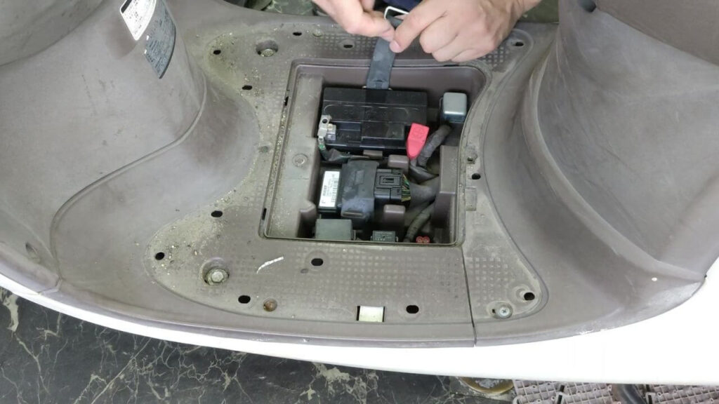 ホンダジョルノAF70のバッテリーを外している様子(第6回)