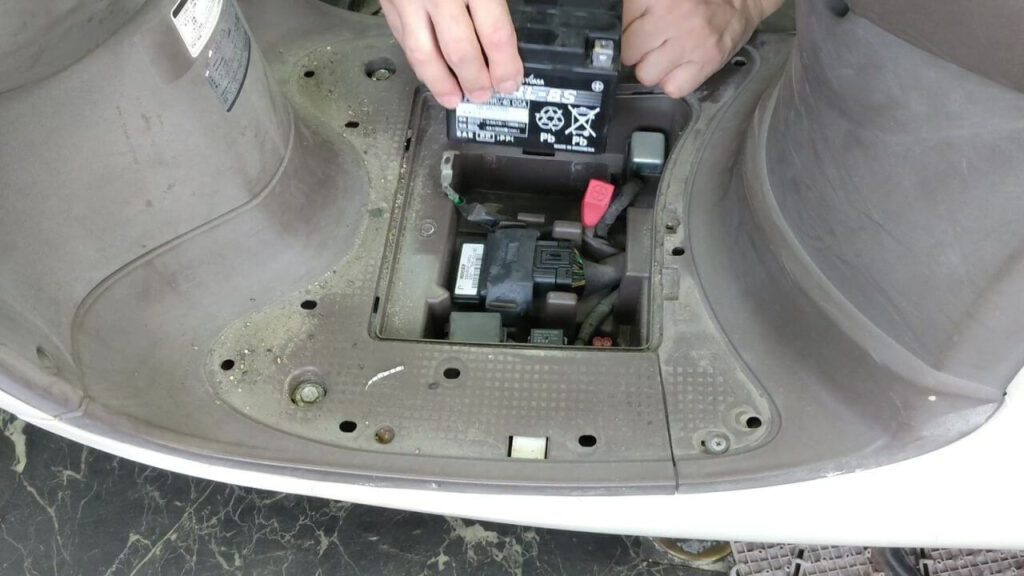 バイクのバッテリー交換方法、脱着方法、注意点（ホンダ ジョルノ AF70