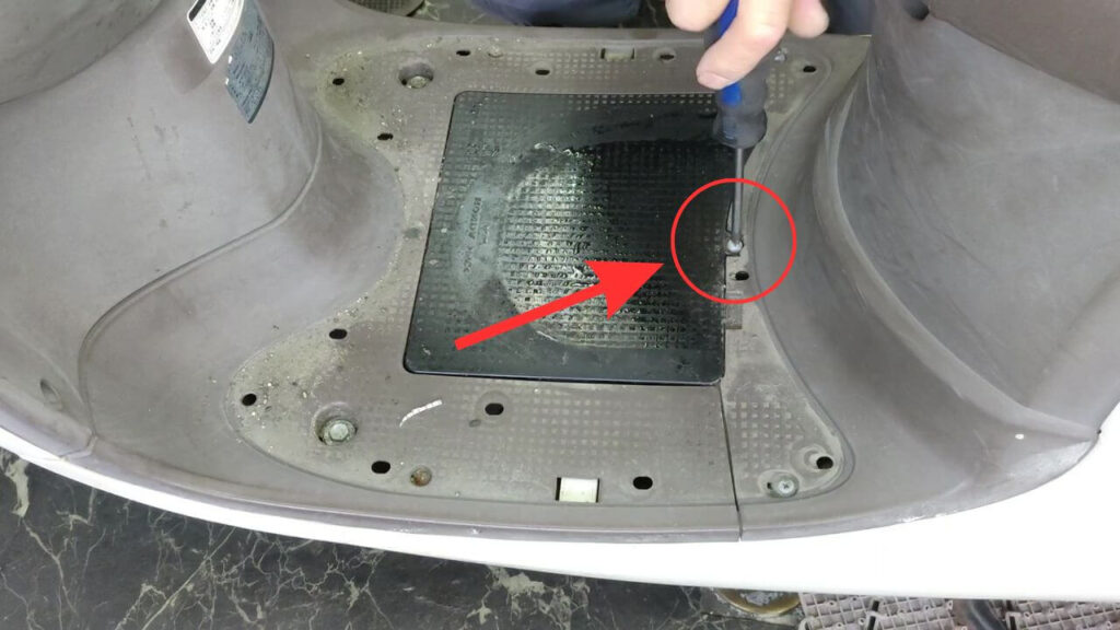 ホンダジョルノAF70のバッテリーを外している様子(第2回)