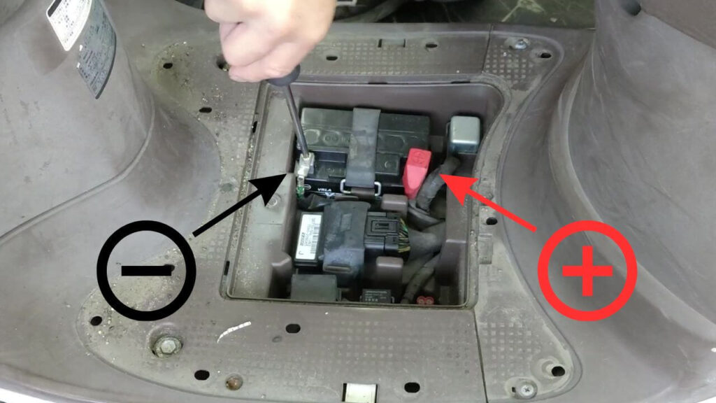 バイクのバッテリー交換方法、脱着方法、注意点（ホンダ ジョルノ AF70