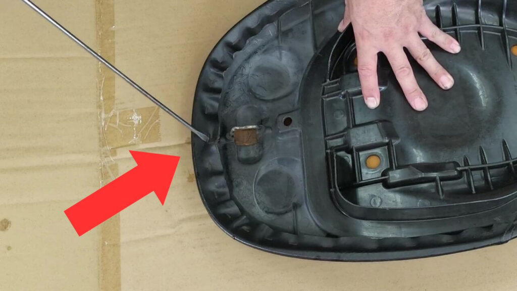 レッツ4シートカバー取り外し1