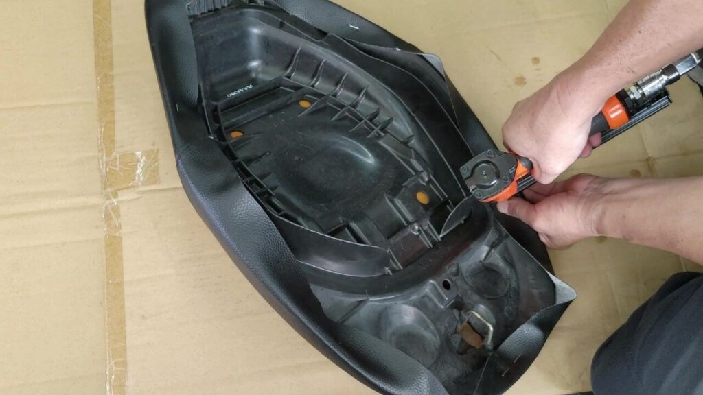 レッツ4シートカバー取り外し13